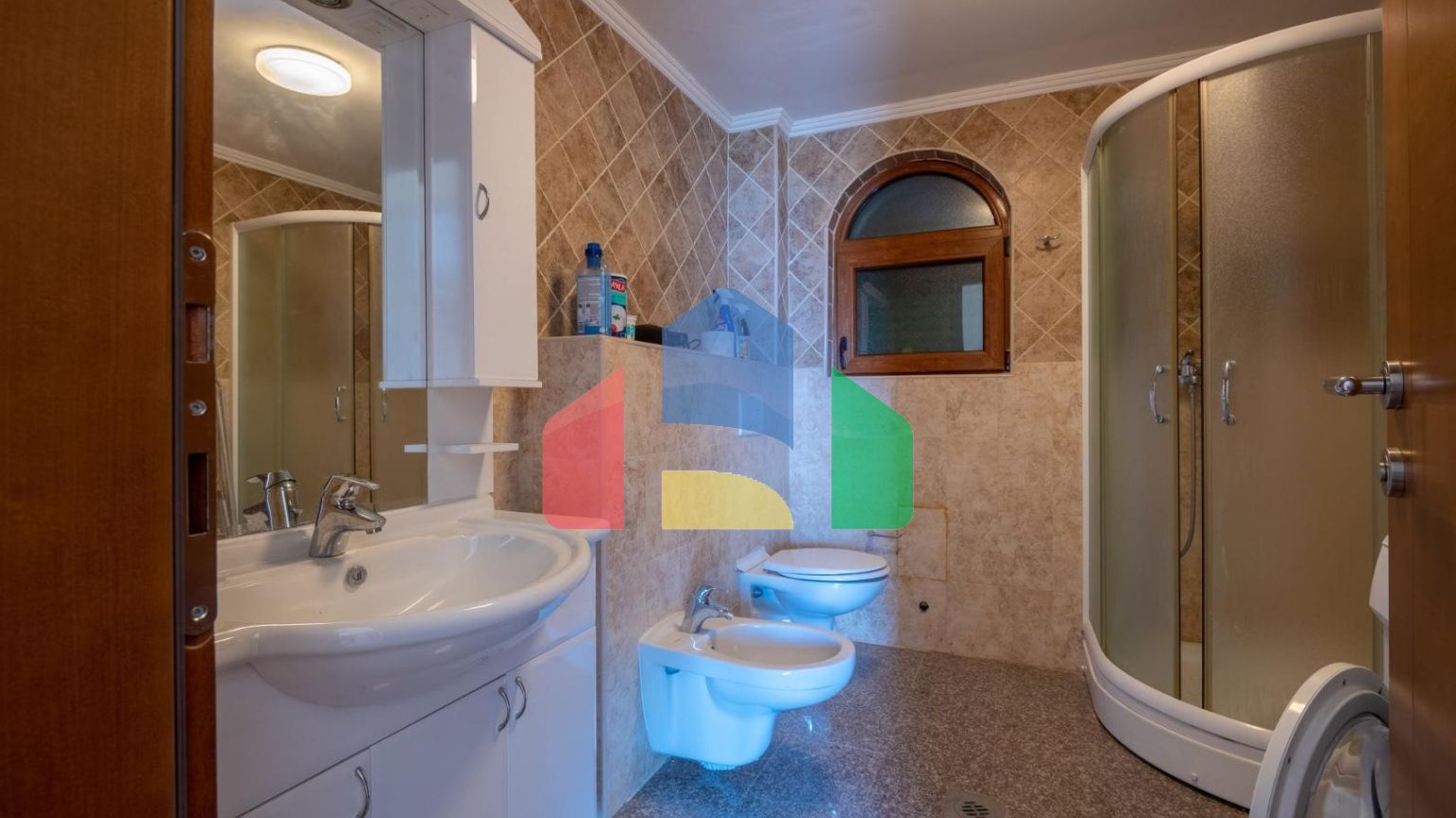 Просторная вилла с видом на море и оливковым садом в Пржно