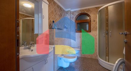 Просторная вилла с видом на море и оливковым садом в Пржно