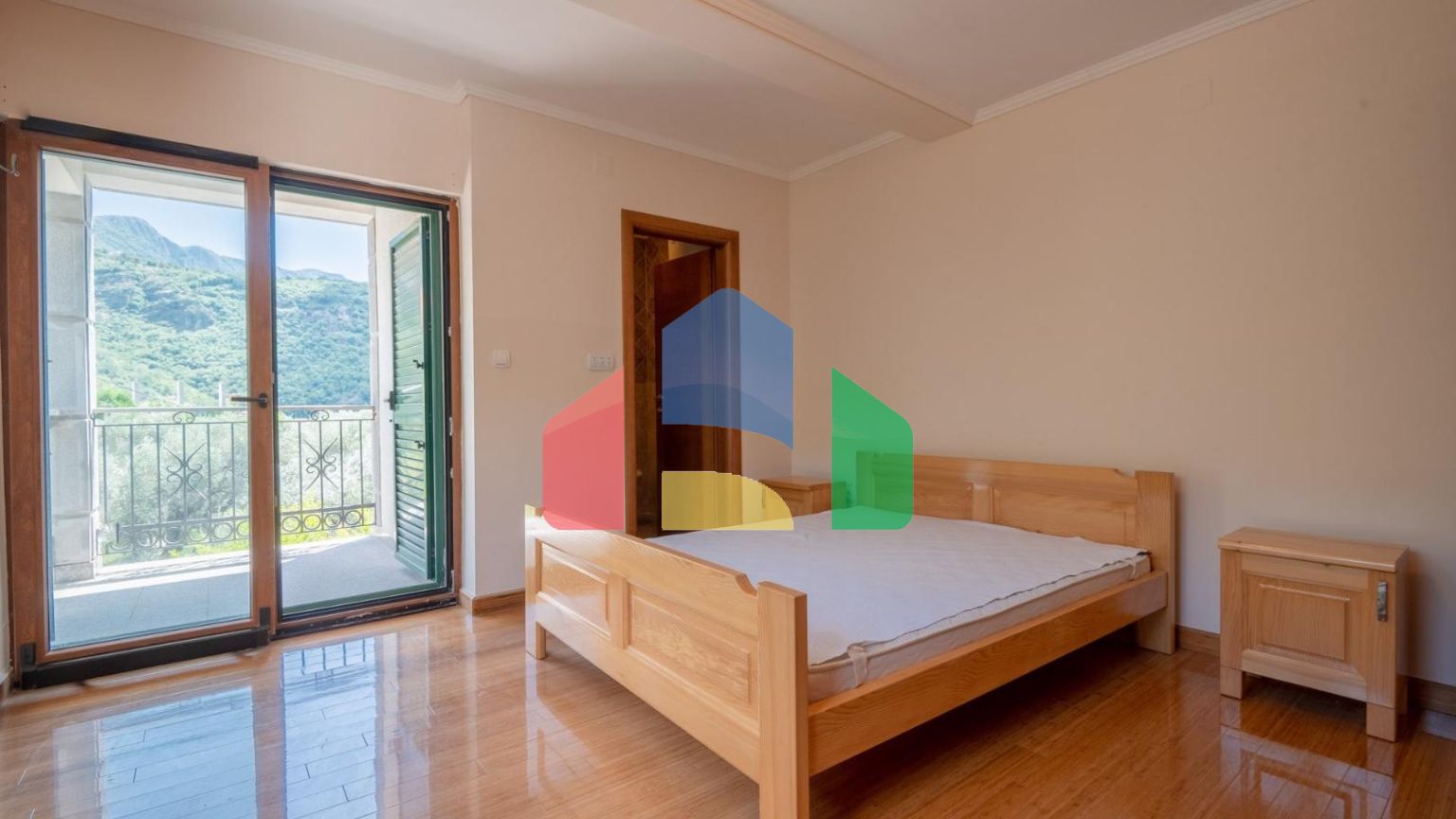 Просторная вилла с видом на море и оливковым садом в Пржно