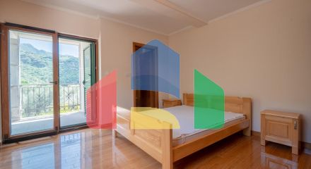 Просторная вилла с видом на море и оливковым садом в Пржно