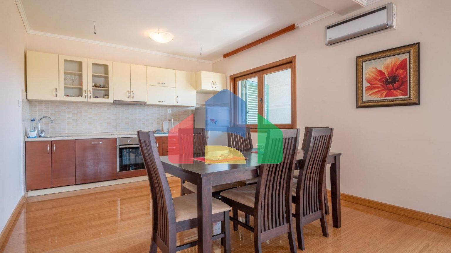 Просторная вилла с видом на море и оливковым садом в Пржно