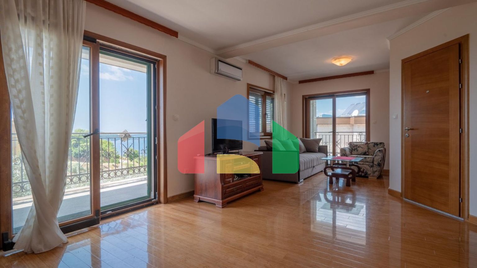 Просторная вилла с видом на море и оливковым садом в Пржно