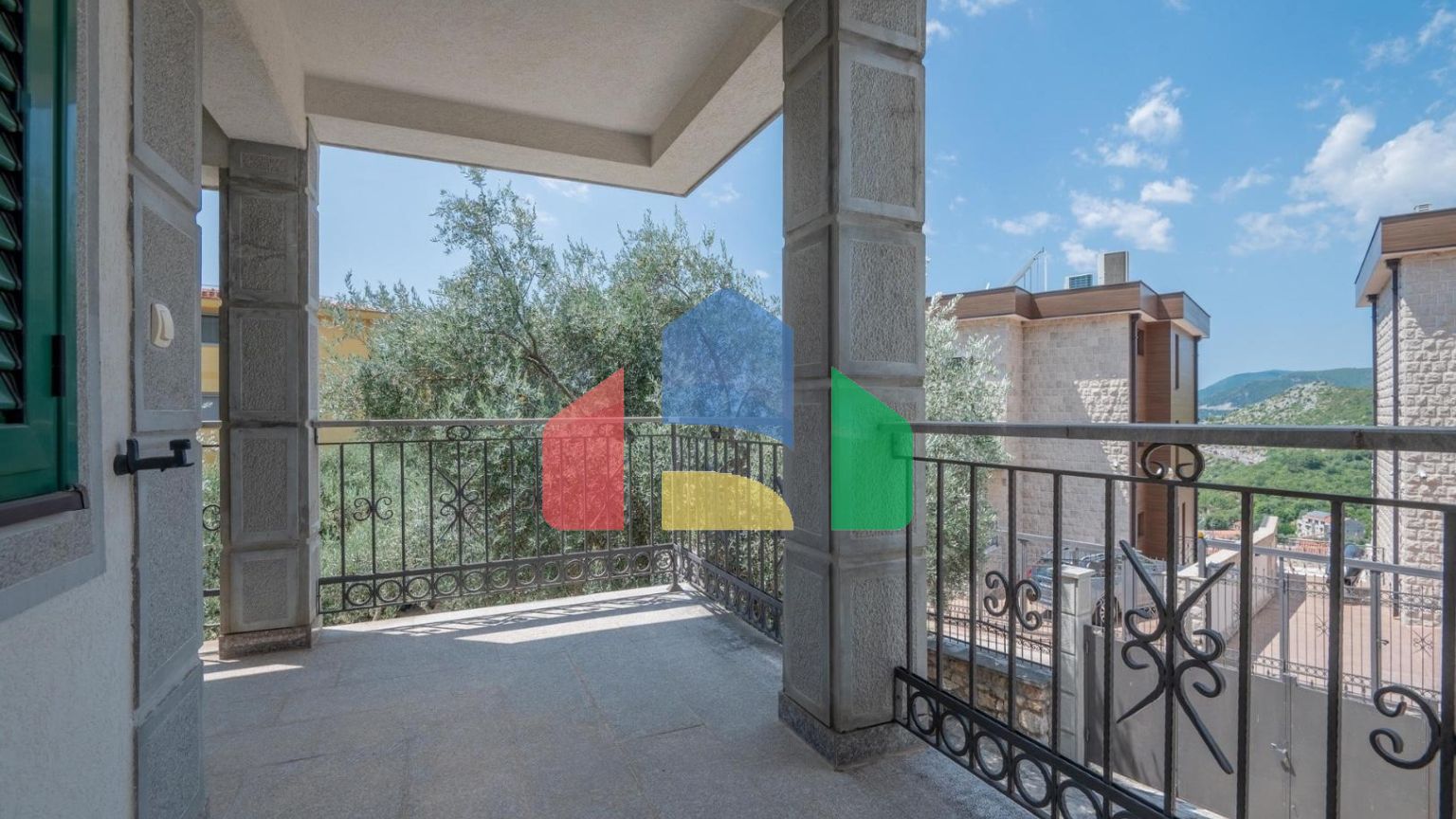 Просторная вилла с видом на море и оливковым садом в Пржно