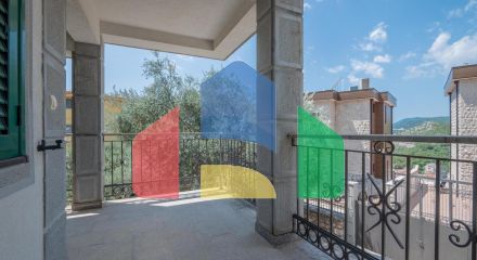 Просторная вилла с видом на море и оливковым садом в Пржно