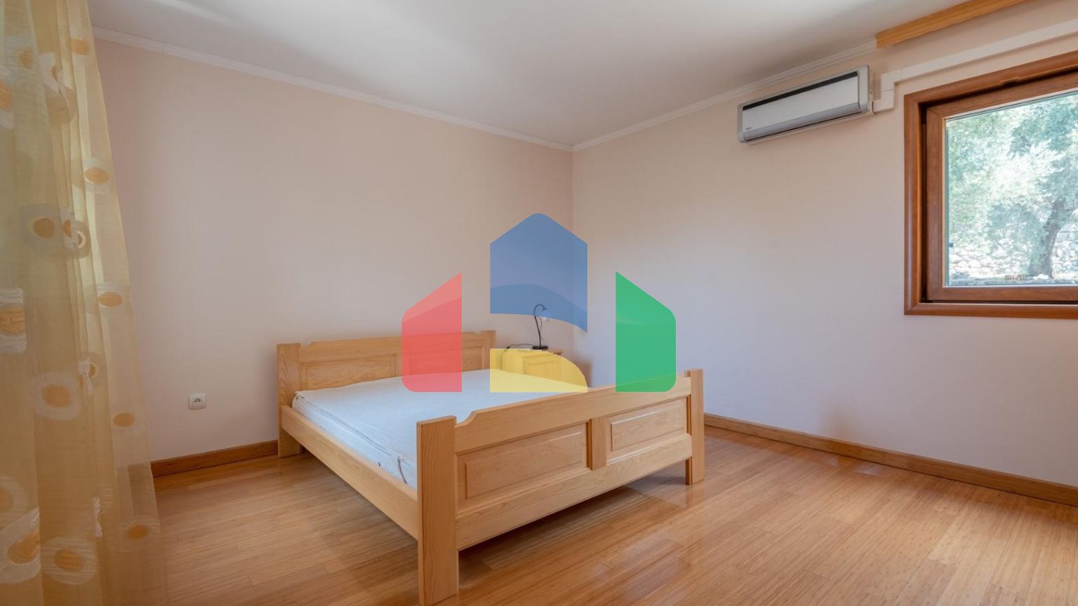 Просторная вилла с видом на море и оливковым садом в Пржно