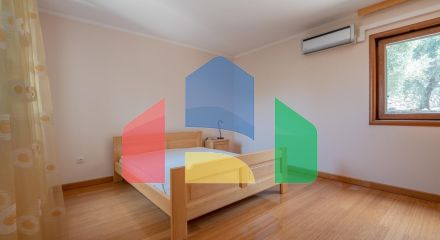 Просторная вилла с видом на море и оливковым садом в Пржно