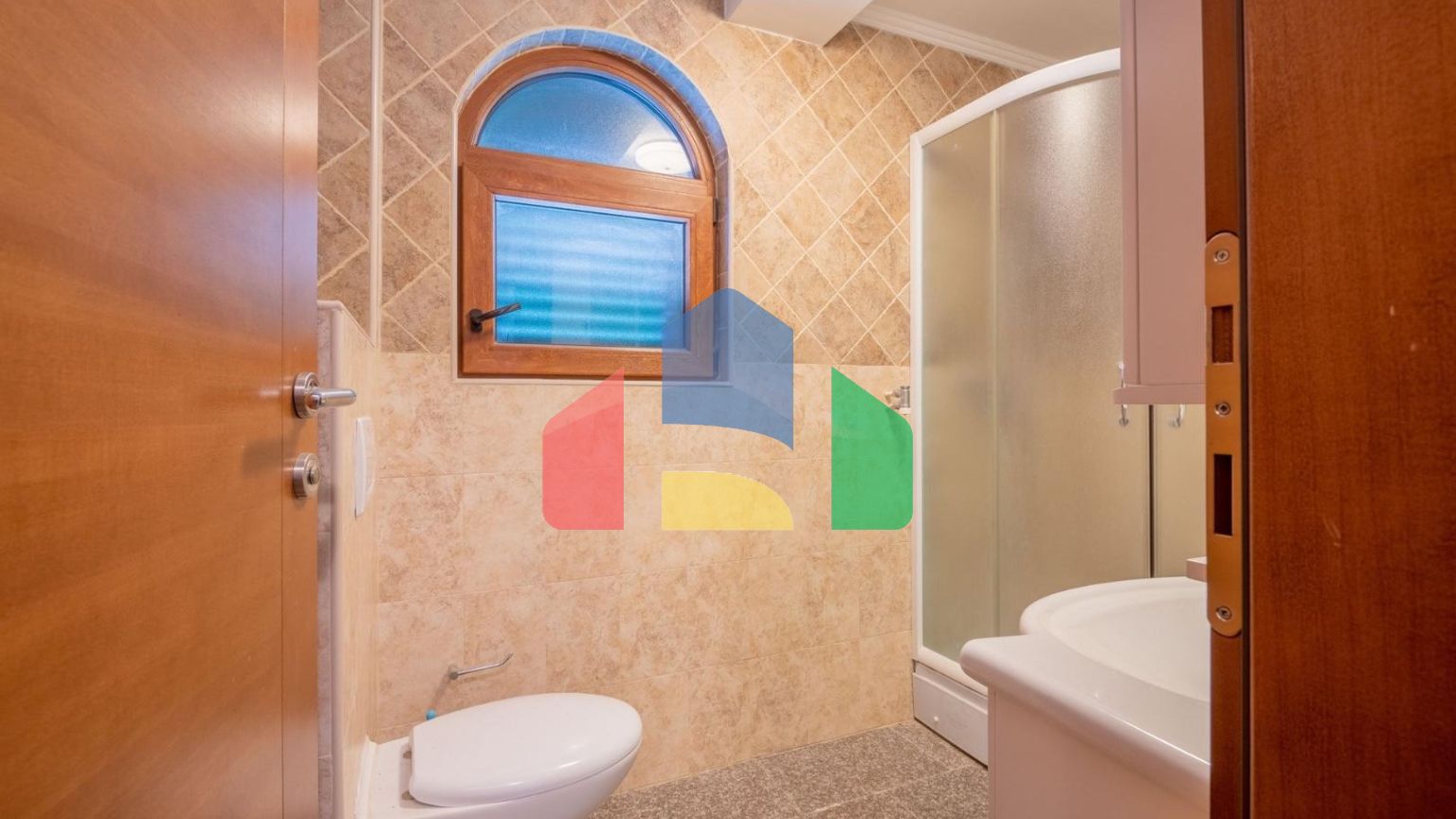 Просторная вилла с видом на море и оливковым садом в Пржно