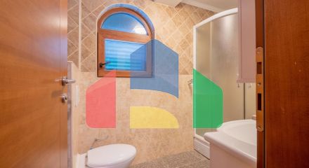 Просторная вилла с видом на море и оливковым садом в Пржно