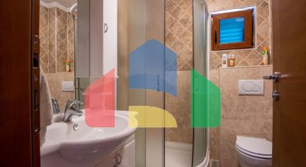 Просторная вилла с видом на море и оливковым садом в Пржно