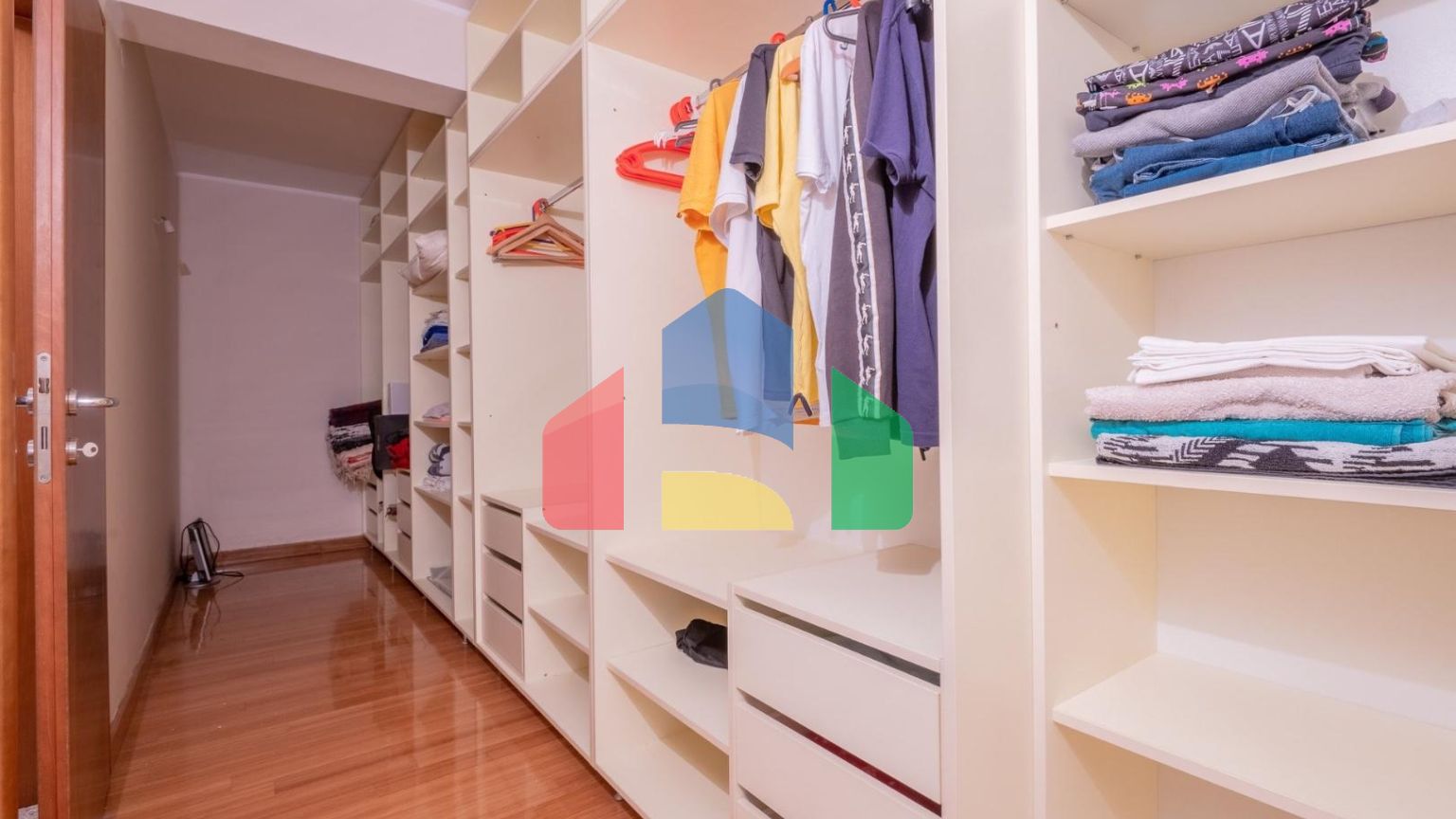 Просторная вилла с видом на море и оливковым садом в Пржно