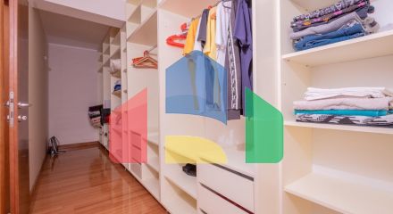 Просторная вилла с видом на море и оливковым садом в Пржно