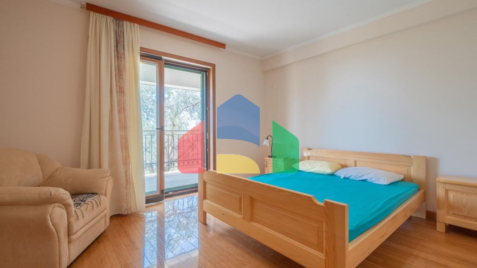 Просторная вилла с видом на море и оливковым садом в Пржно