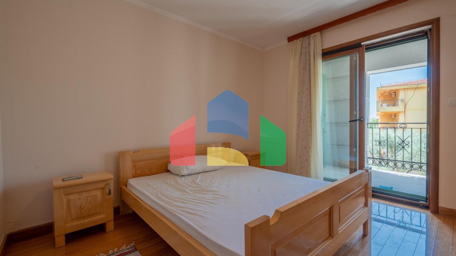 Просторная вилла с видом на море и оливковым садом в Пржно