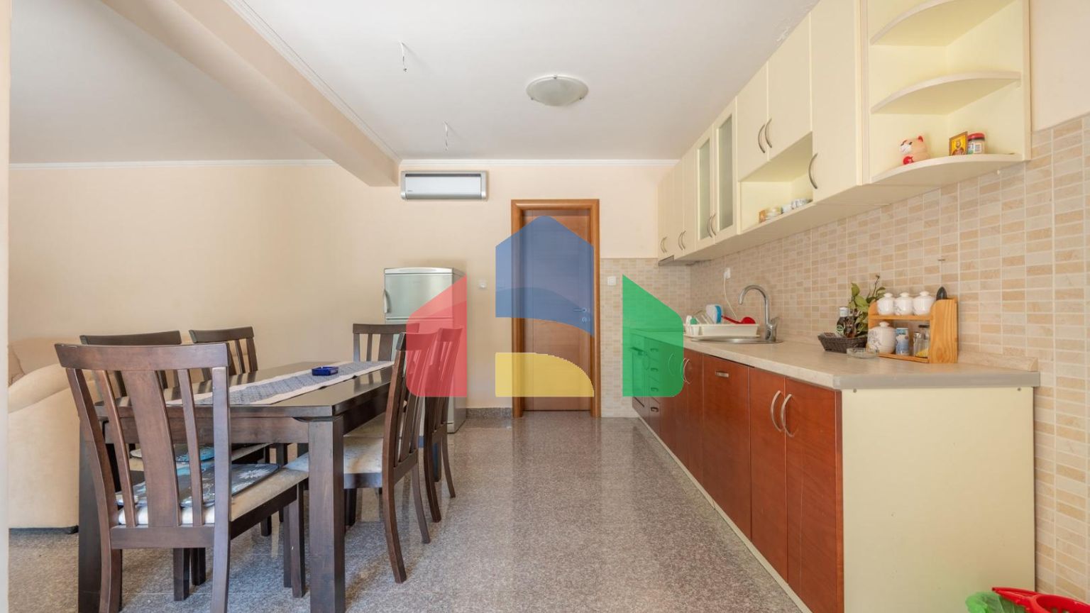 Просторная вилла с видом на море и оливковым садом в Пржно