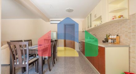 Просторная вилла с видом на море и оливковым садом в Пржно