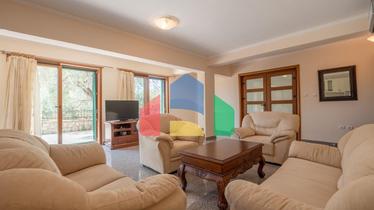 Просторная вилла с видом на море и оливковым садом в Пржно