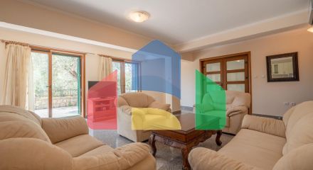 Просторная вилла с видом на море и оливковым садом в Пржно