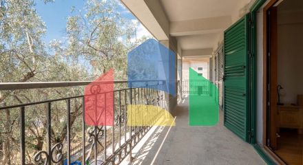 Просторная вилла с видом на море и оливковым садом в Пржно