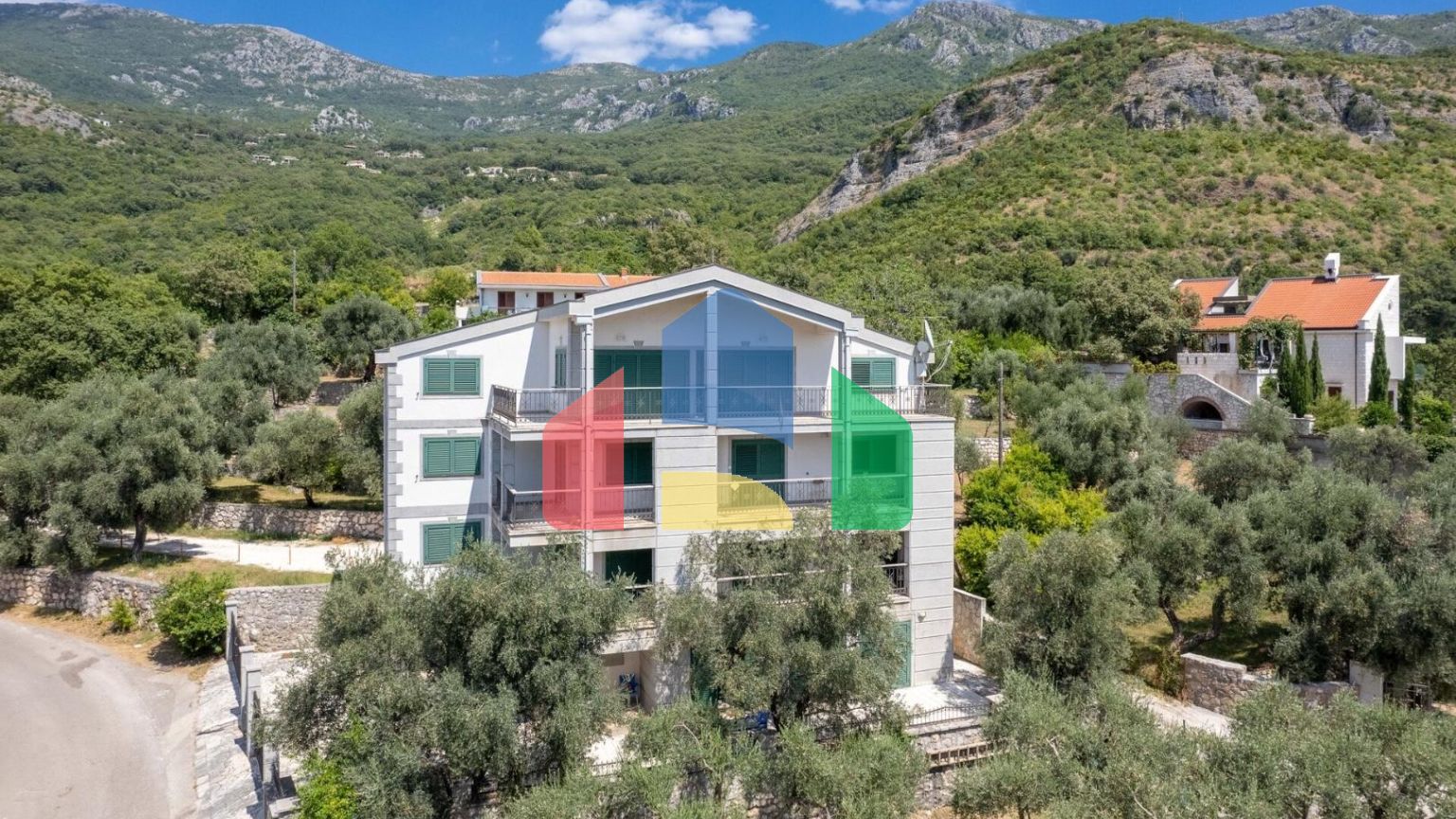 Просторная вилла с видом на море и оливковым садом в Пржно