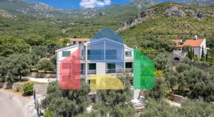 Просторная вилла с видом на море и оливковым садом в Пржно