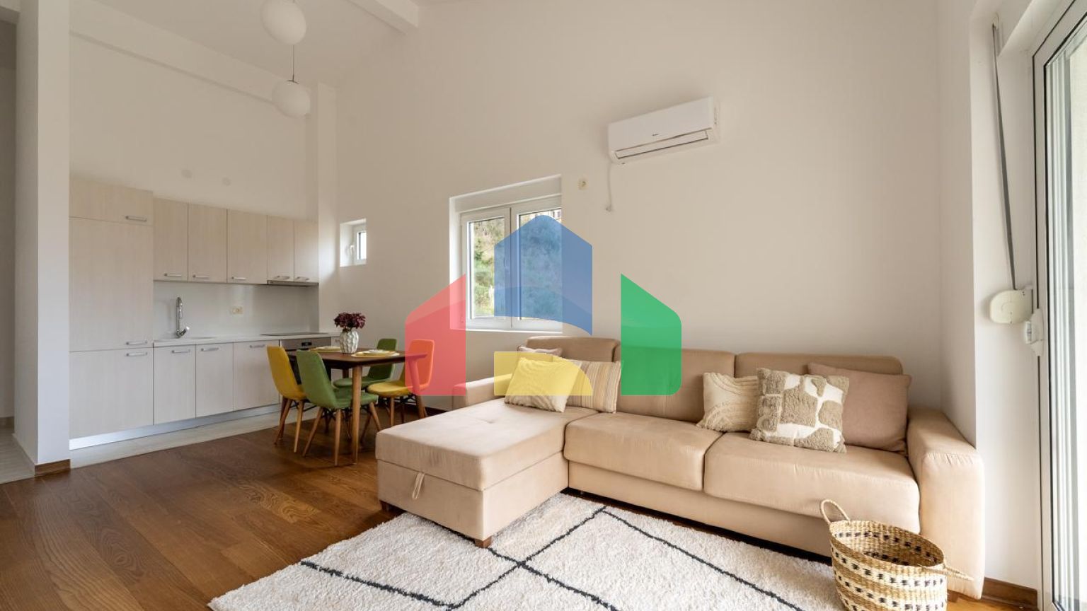 Светлая и уютная квартира с 2 спальнями и видом на море в Пржно, Будванска Ривьера.