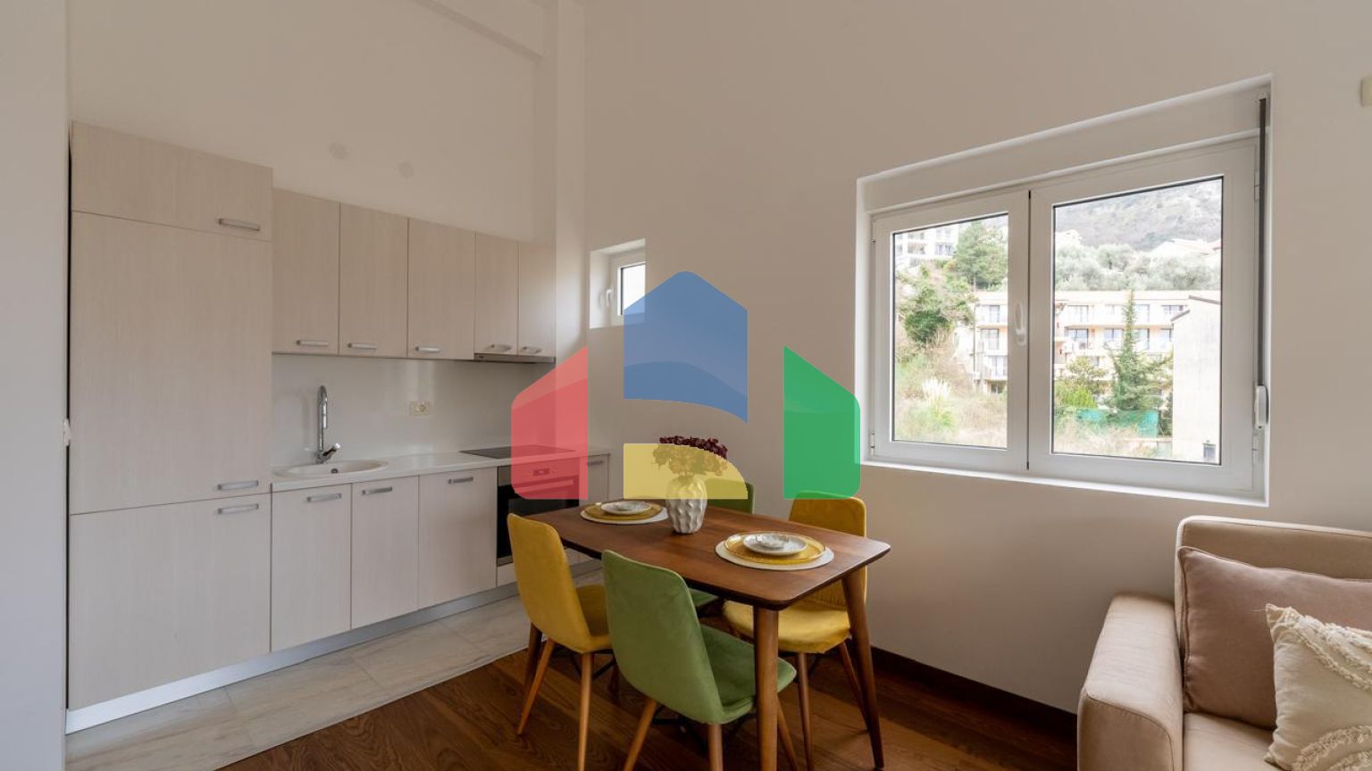 Светлая и уютная квартира с 2 спальнями и видом на море в Пржно, Будванска Ривьера.