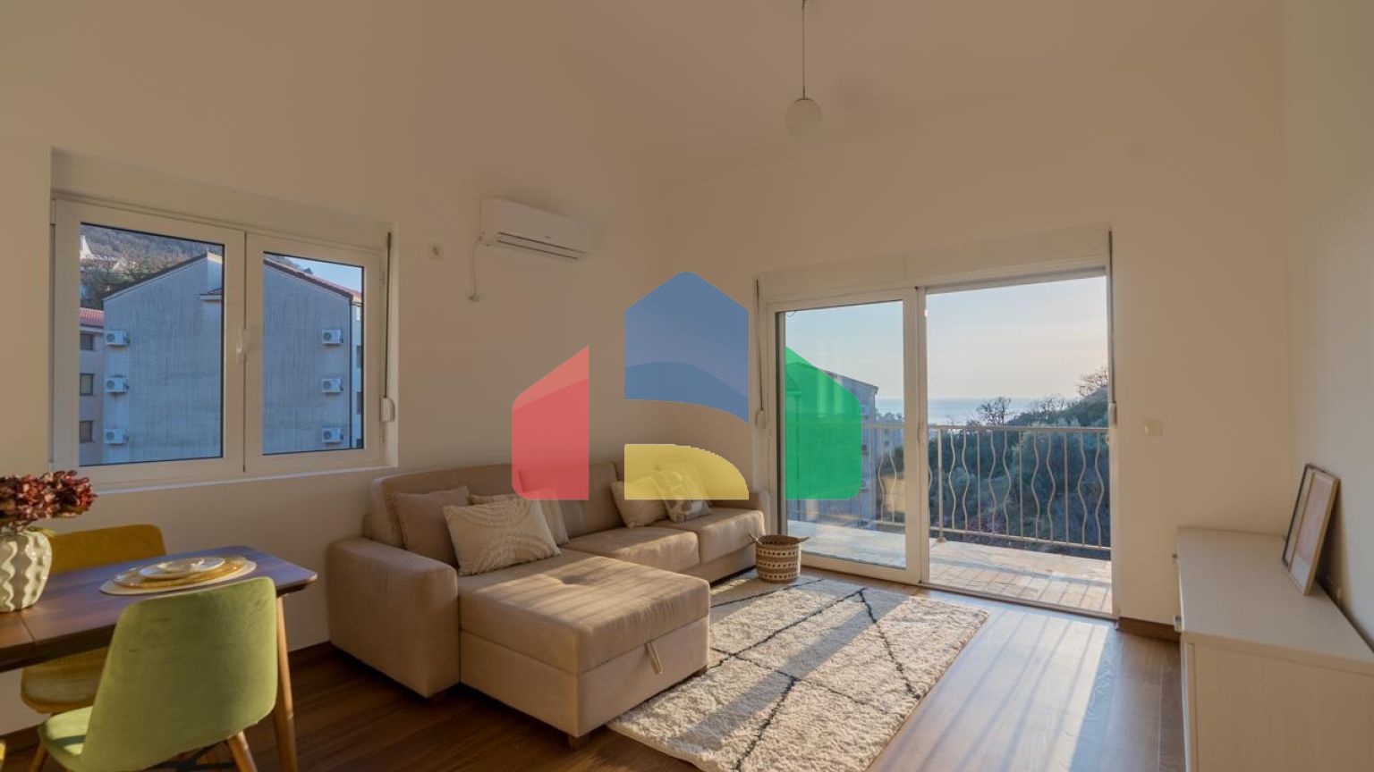 Светлая и уютная квартира с 2 спальнями и видом на море в Пржно, Будванска Ривьера.