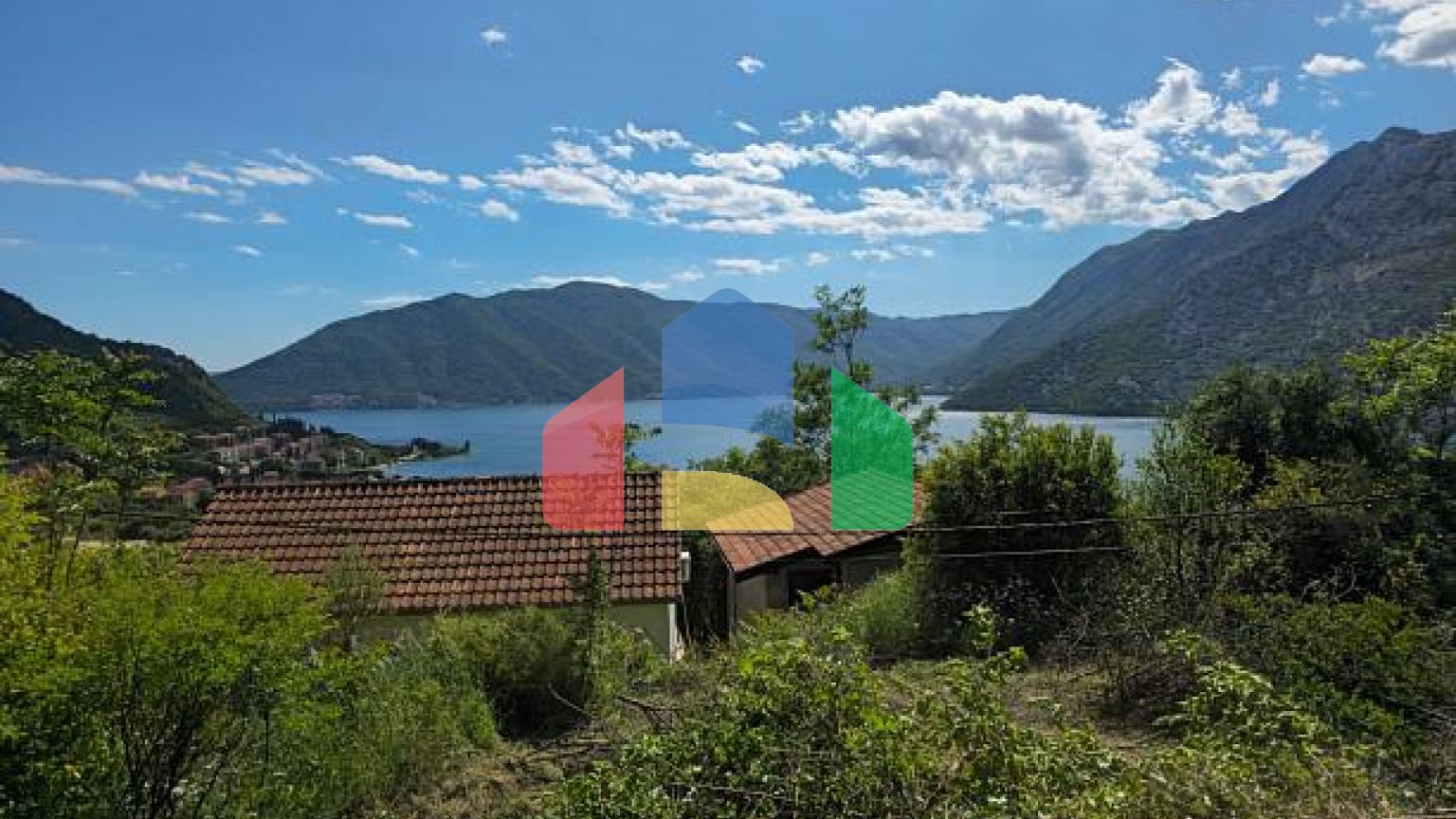 Участок с панорамным видом на море в Рисане, Черногория — 910 м²