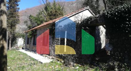 Каменный дом под реставрацию и участки с руинами расположены в пос. Доне Леденице