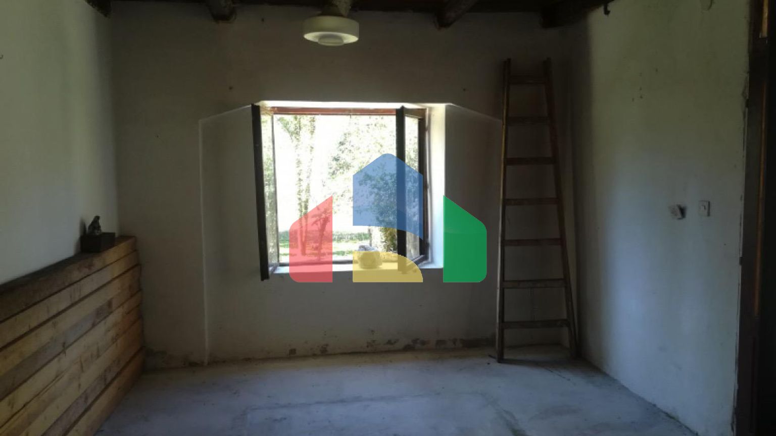 Каменный дом под реставрацию и участки с руинами расположены в пос. Доне Леденице