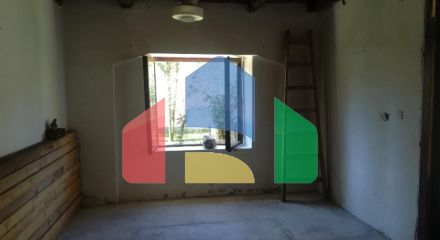 Каменный дом под реставрацию и участки с руинами расположены в пос. Доне Леденице