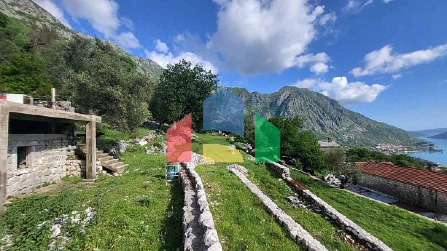 Участок с видом на море и природным водопадом недалеко от Котора