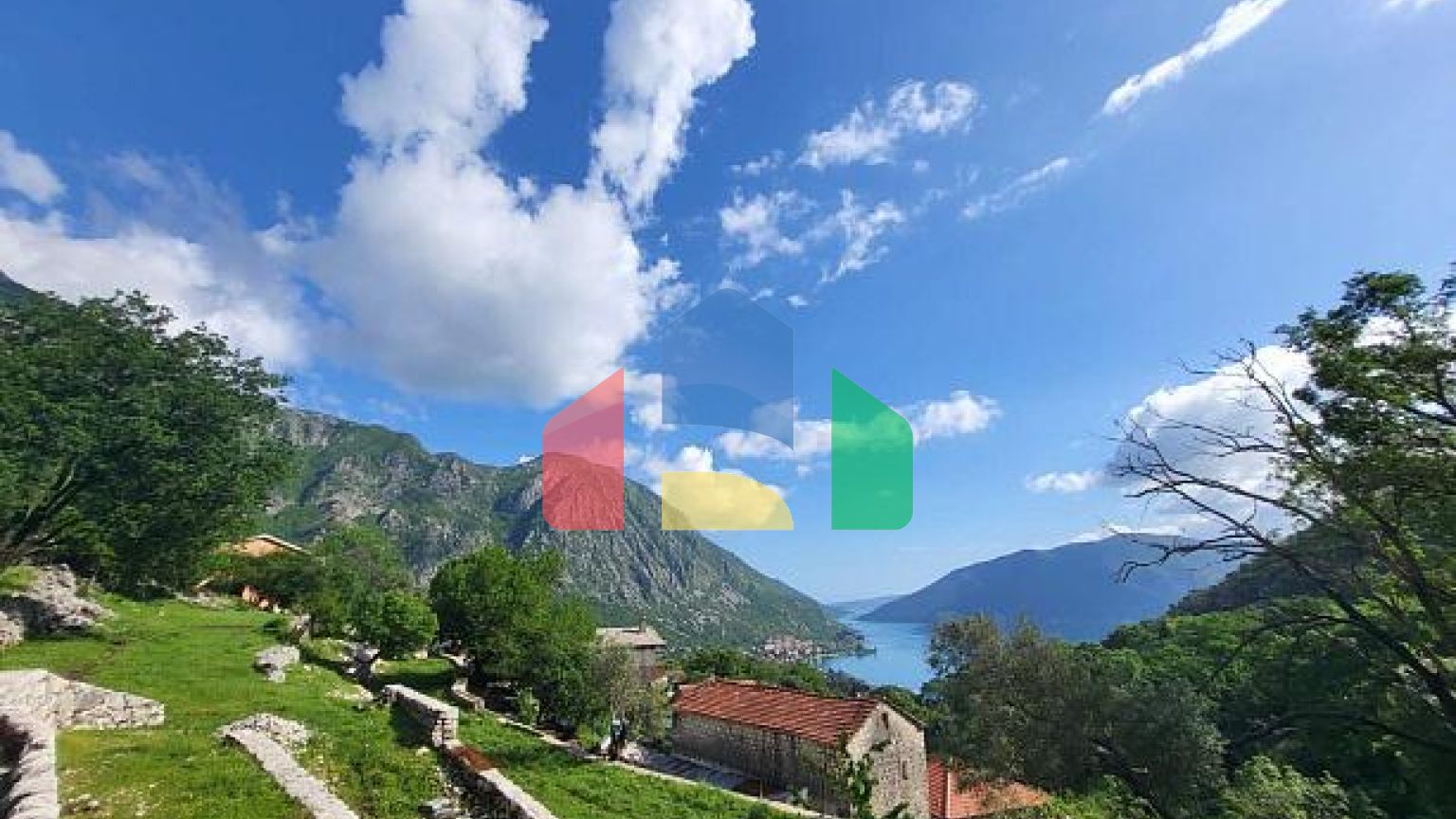 Участок с видом на море и природным водопадом недалеко от Котора