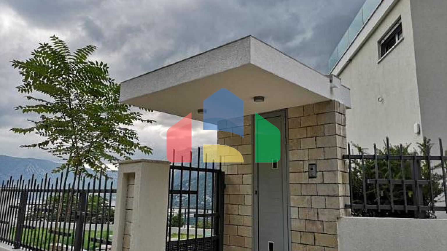 Трехэтажный дом в Рисане