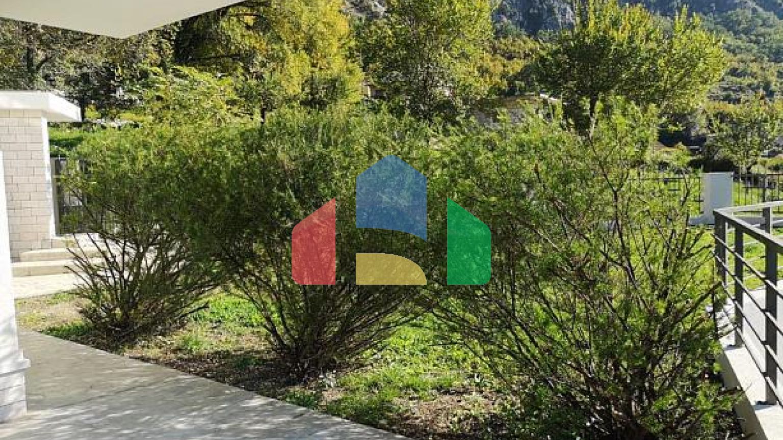 Трехэтажный дом в Рисане