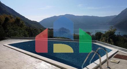 Трехэтажный дом в Рисане Трехэтажный дом в Рисане