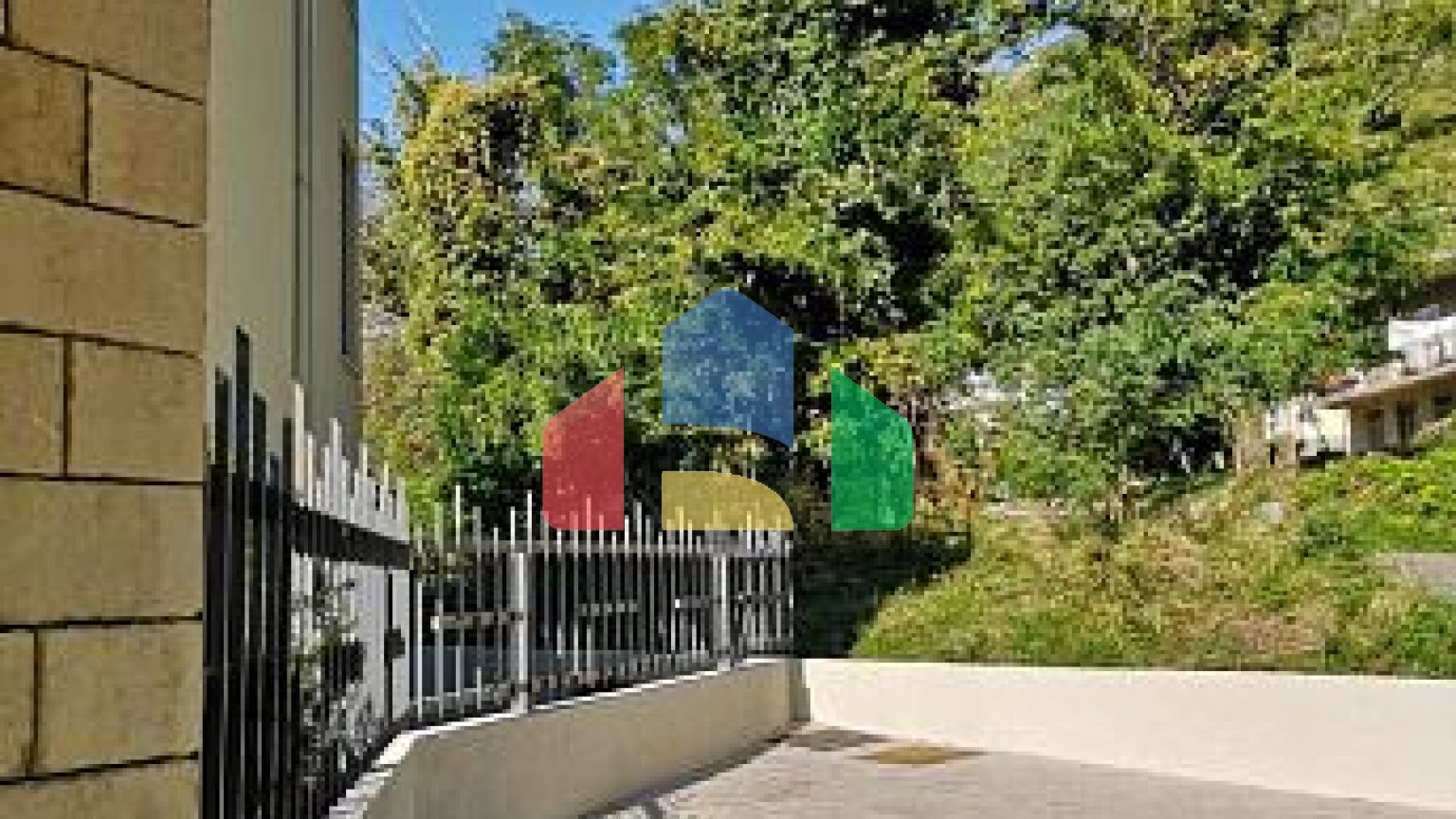 Трехэтажный дом в Рисане