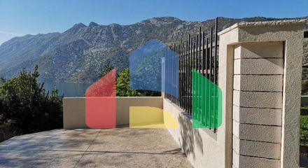 Трехэтажный дом в Рисане Трехэтажный дом в Рисане