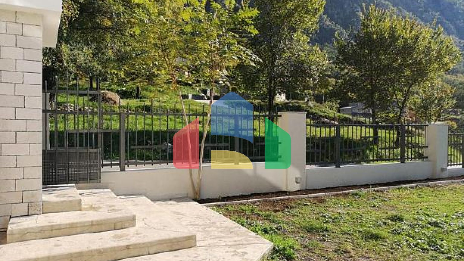 Трехэтажный дом в Рисане