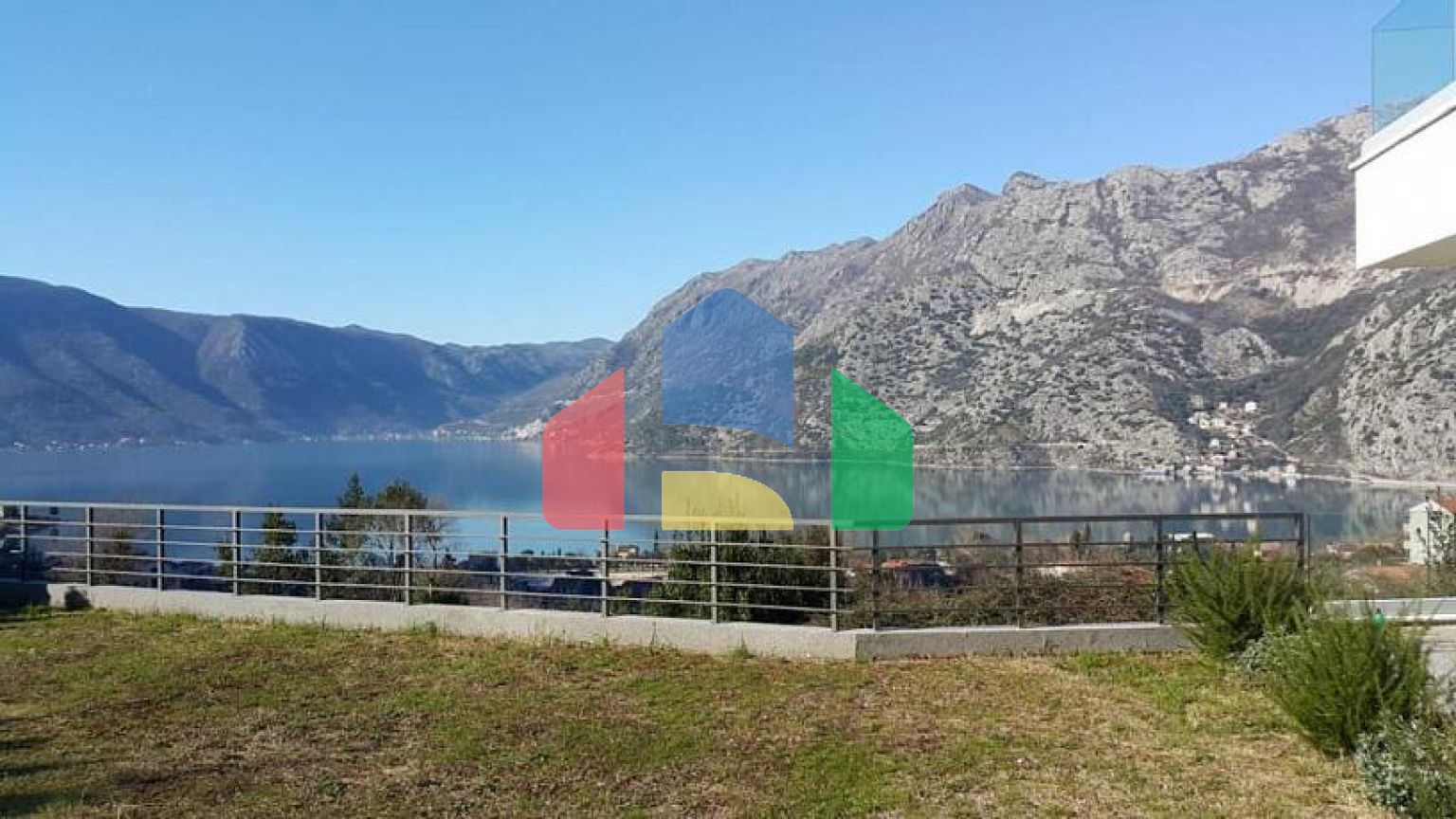 Трехэтажный дом в Рисане