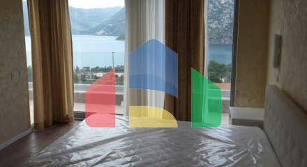 Трехэтажный дом в Рисане Трехэтажный дом в Рисане