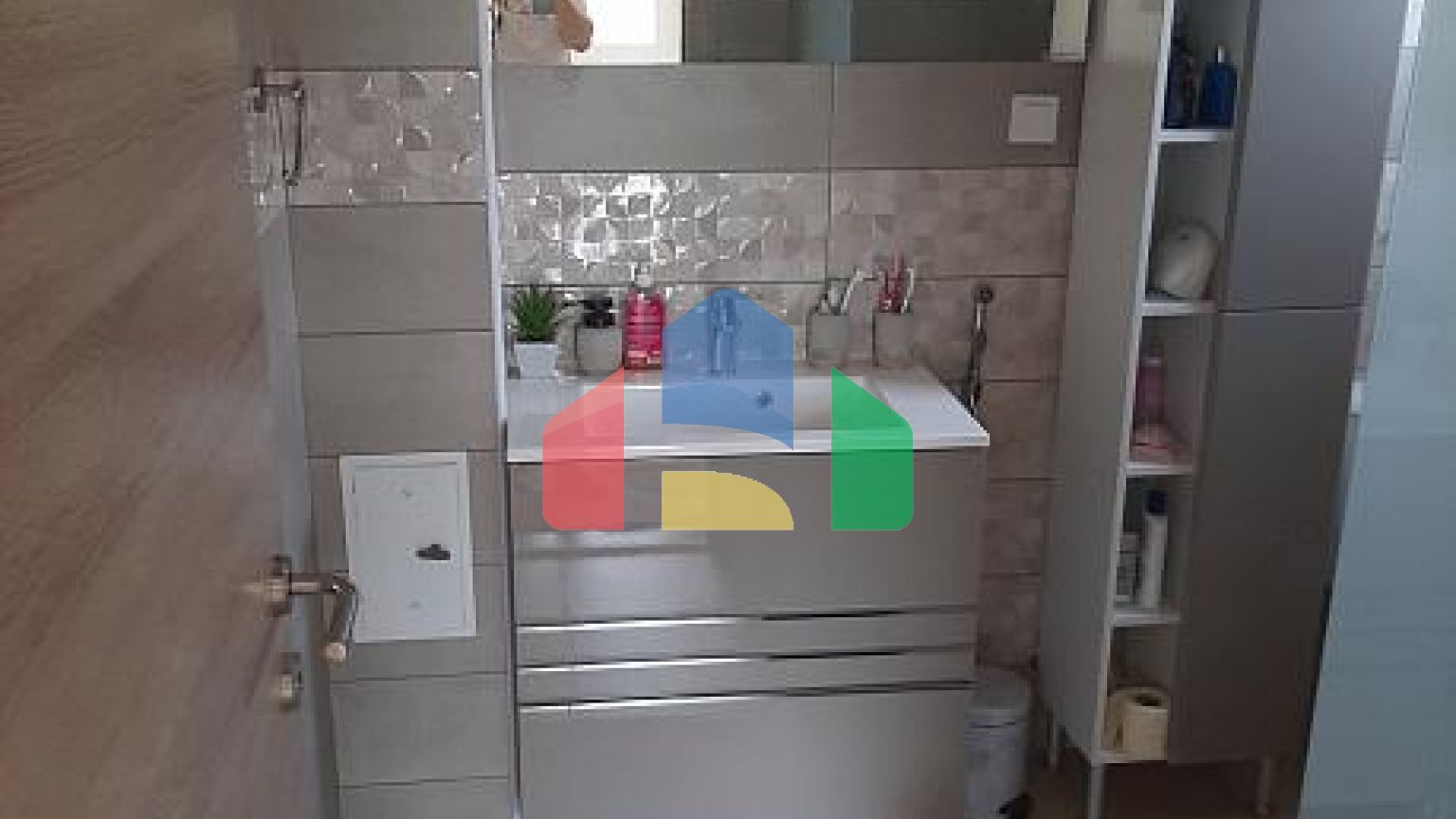 Просторный двухэтажный дом с красивым двором