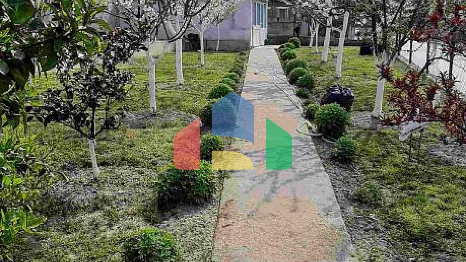 Просторный двухэтажный дом с красивым двором