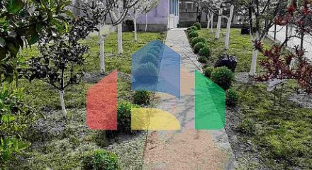 Просторный двухэтажный дом с красивым двором Просторный двухэтажный дом с красивым двором