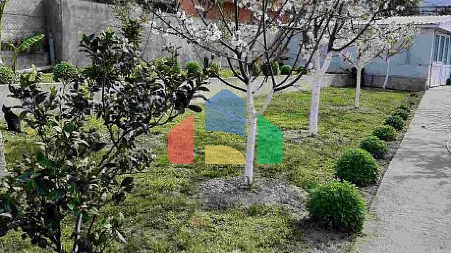 Просторный двухэтажный дом с красивым двором