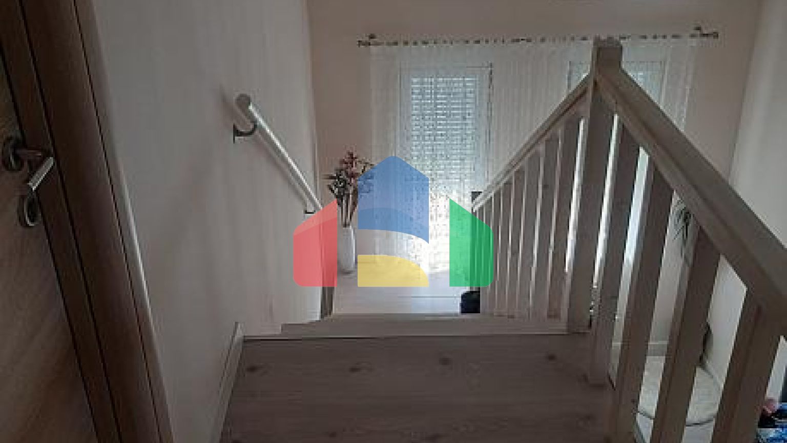 Просторный двухэтажный дом с красивым двором