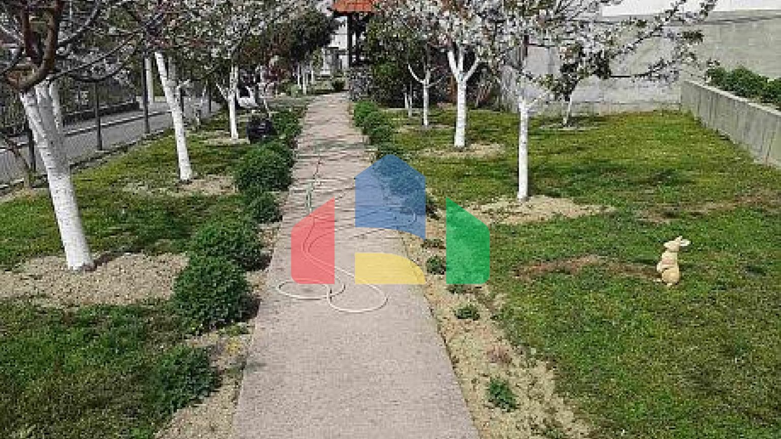 Просторный двухэтажный дом с красивым двором