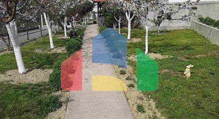 Просторный двухэтажный дом с красивым двором Просторный двухэтажный дом с красивым двором