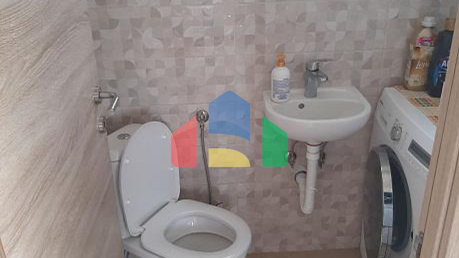 Просторный двухэтажный дом с красивым двором