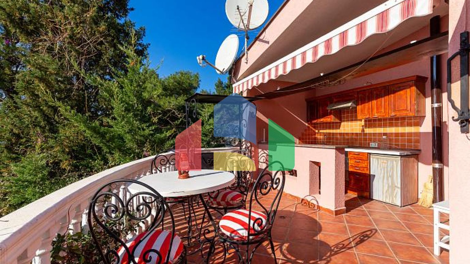 Трёхэтажный семейный дом в Шушань